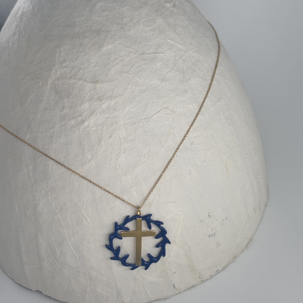 Cross on daphne wreath pendant - Image 2
